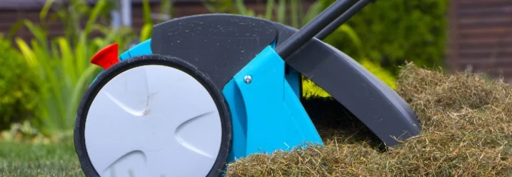 Vertikutierer auf grünem Rasen